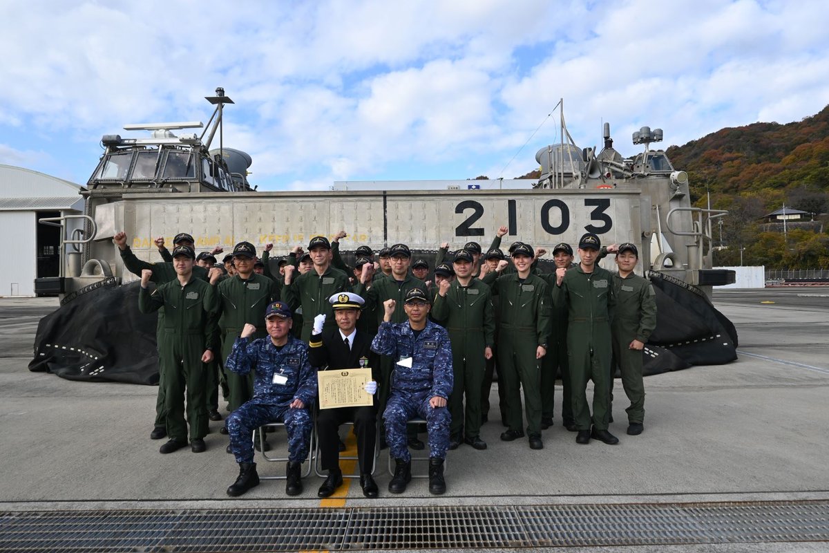 第1輸送隊 司令は顕著な功績を収めた第1ｴｱｸｯｼｮﾝ艇隊員に対しLCAC甲板上