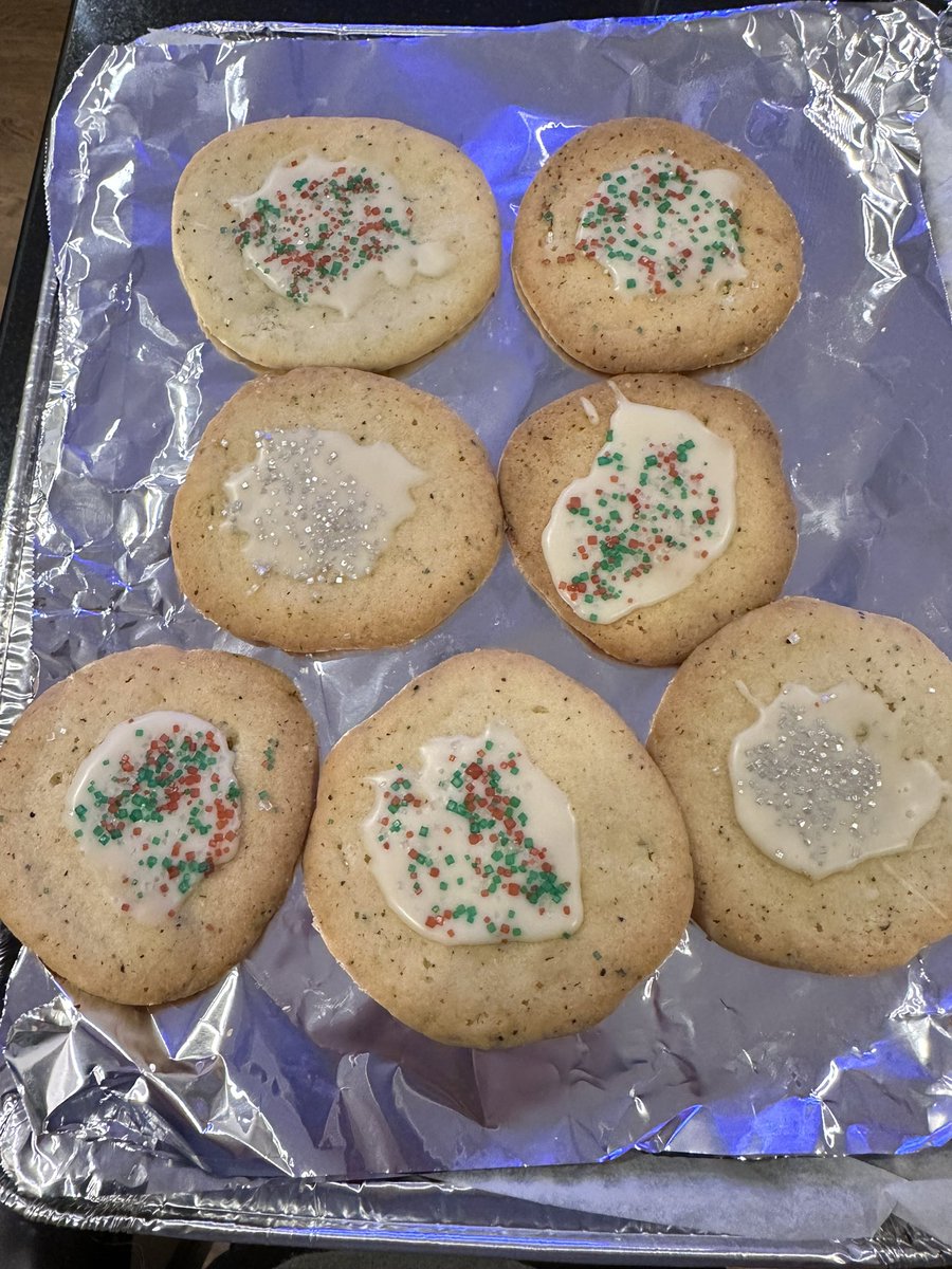 kimemmet's tweet image. Posting some holiday cheer because A) it’s needed, and B) it’s delish - ‘tis the dam season for @taylorswift13 ‘s chai sugar cookies, all dressed up for the holidays with egg nog icing for my daughter’s softball cookie swap tomorrow. They turned out sooo yummy and festive!…