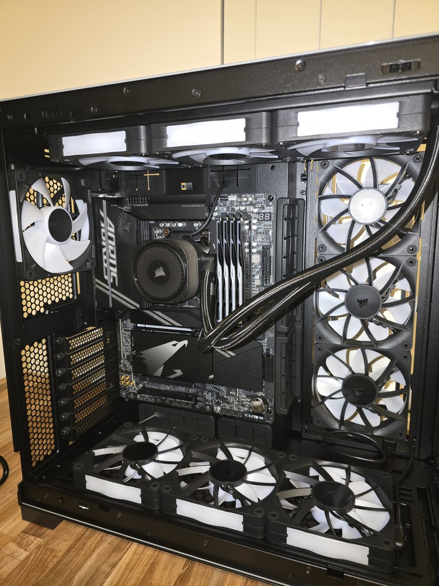 1C3LL's tweet photo. First night building. Onto the psu and gpu tonight https://t.co/u6OwXW65fz