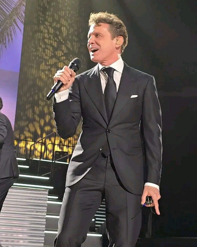 todoxluismiguel's tweet photo. Como duele el aire... Que no respiras a mi lado ♫
@lmxlm #LuisMiguel #txlm #ClubOficialChile #Incondicionales #TodoPorLM #TXLM35 #Tour2024 #Gira https://t.co/Y4FqXf5fl8
