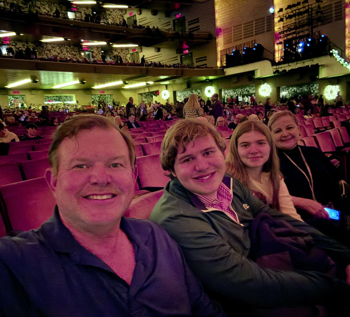 marshdeedee's tweet image. Which one is these people loves the Christmas spectacular the most? @Rockettes