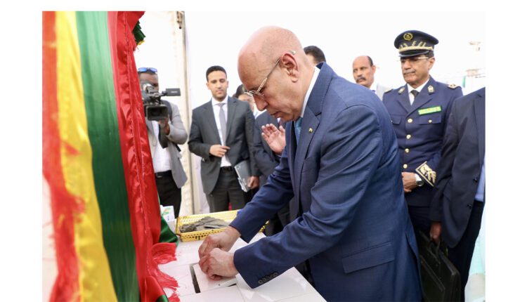 أشرف فخامة رئيس الجمهورية السيد محمد ولد الشيخ الغزواني، مساء اليوم الأثنين في نواكشوط، على وضع حجر الأساس لمشروع الصرف الصحي لمدينة نواكشوط(القطب أ)
ويتضمن هذا المشروع، الذي يأتي وضع حجره الأساس في إطار الفعاليات المخلدة للذكرى الـ64 لعيد الاستقلال الوطني ؛ مكوّنتين