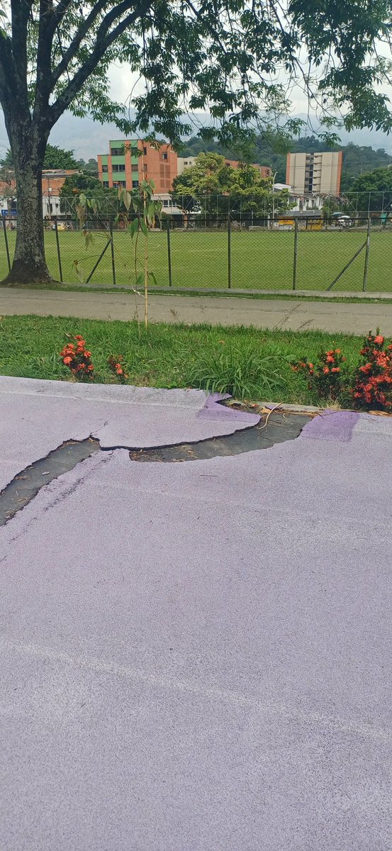 troncouso's tweet photo. Año nuevo pero pista de atletismo en la Unidad Deportiva de Belén en las mismas condiciones durante todo el año y empeorando. Es peligrosa!!!! @INDERMEDELLIN https://t.co/bEQFNbb4pO