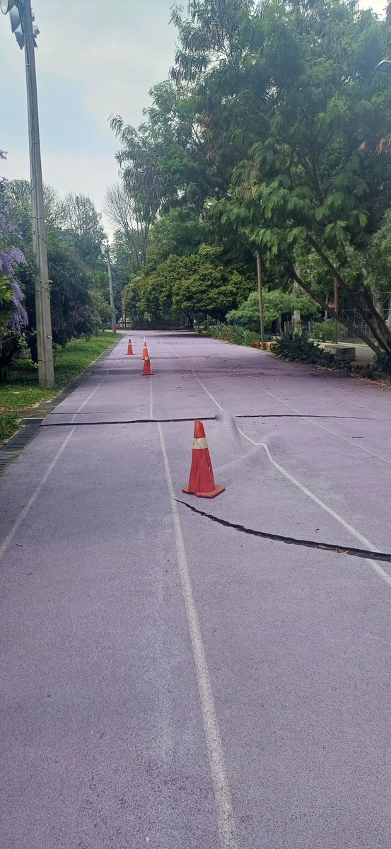 troncouso's tweet photo. Año nuevo pero pista de atletismo en la Unidad Deportiva de Belén en las mismas condiciones durante todo el año y empeorando. Es peligrosa!!!! @INDERMEDELLIN https://t.co/bEQFNbb4pO