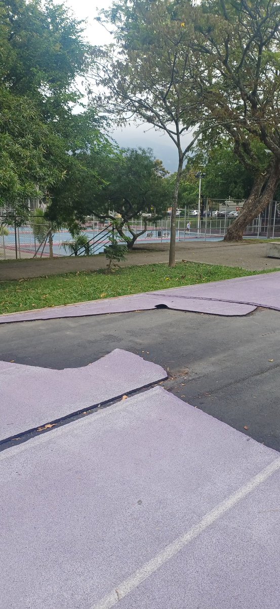 troncouso's tweet photo. Año nuevo pero pista de atletismo en la Unidad Deportiva de Belén en las mismas condiciones durante todo el año y empeorando. Es peligrosa!!!! @INDERMEDELLIN https://t.co/bEQFNbb4pO