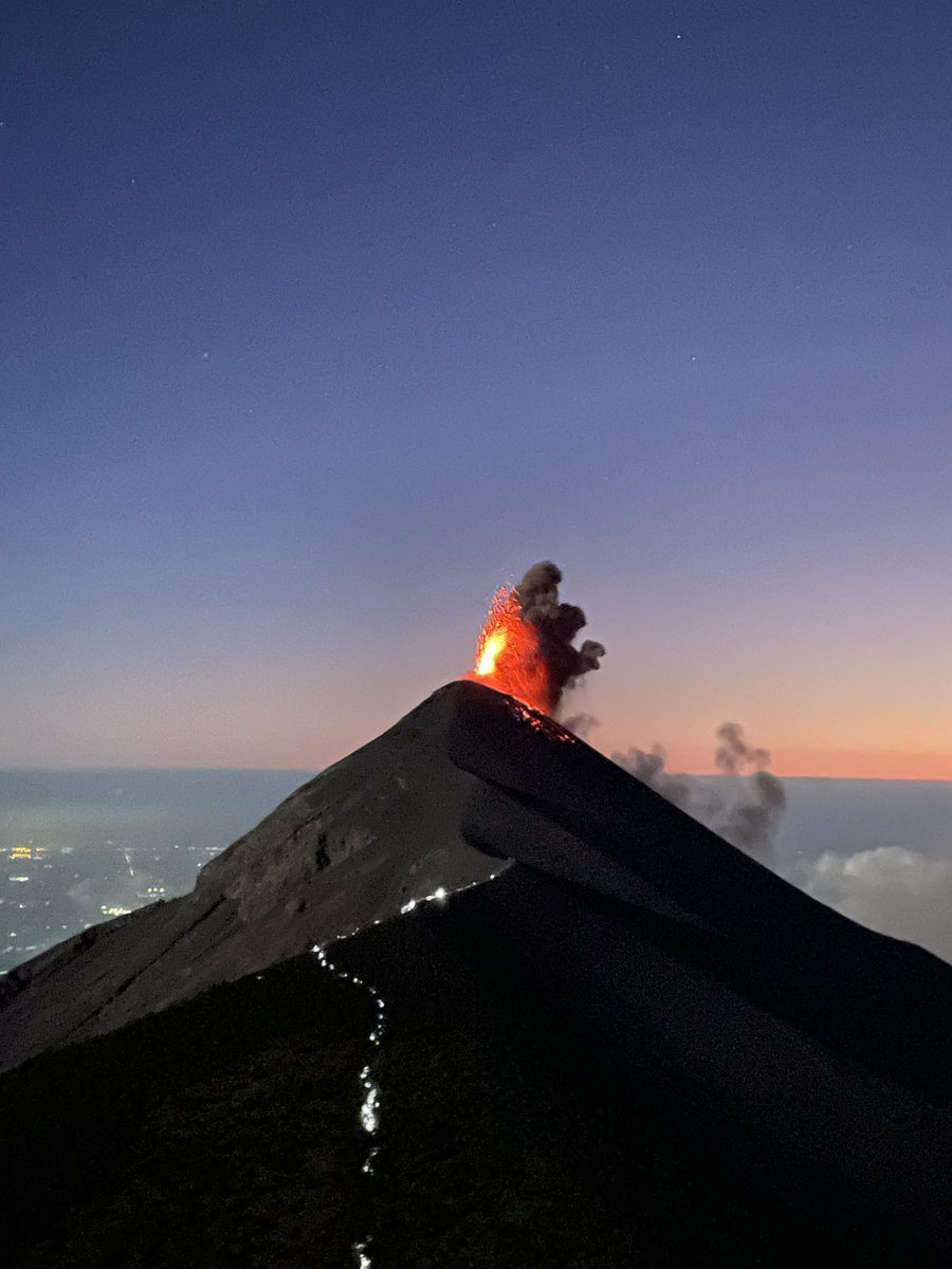 Izco18's tweet photo. Nicole y yo vimos el volcán más activo de Centroamérica https://t.co/f83BbQTQeI