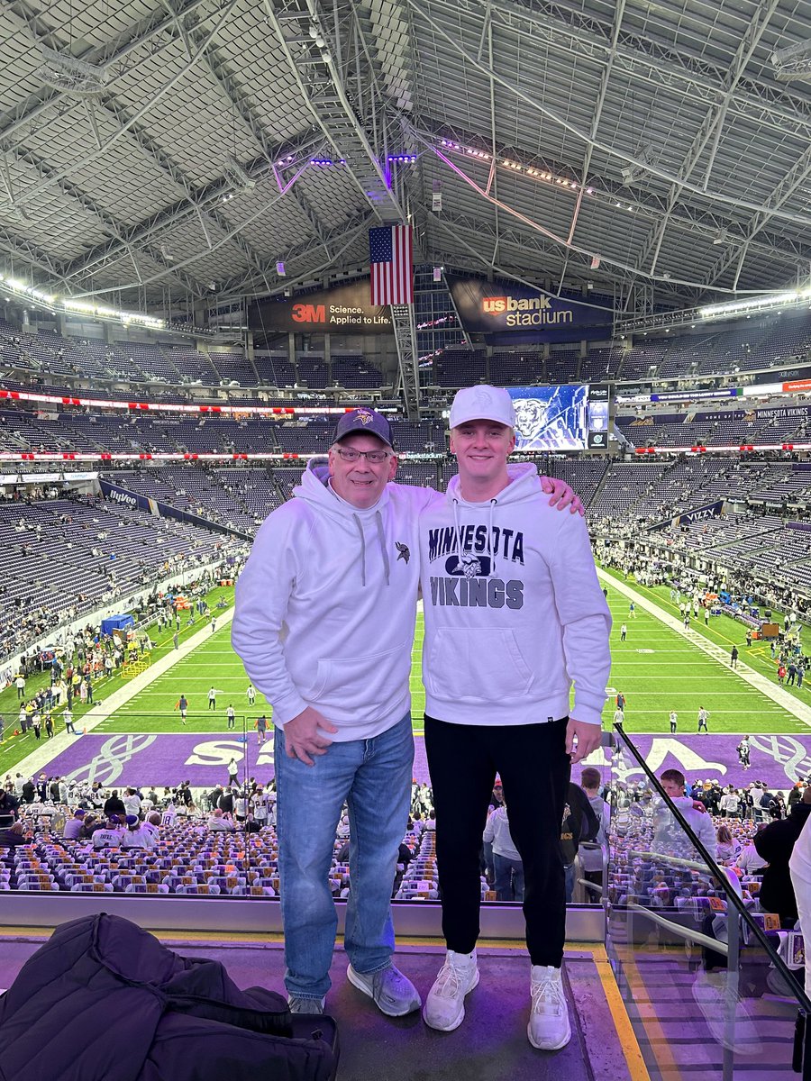 rbzbrenna's tweet photo. @Vikings Seein white tonight - SKOL!! https://t.co/WeBj50uKmJ