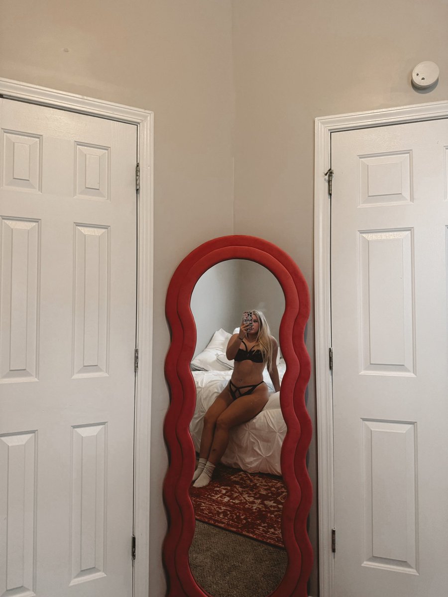 secertbarbie's tweet photo. hi babies 🖤 https://t.co/SETq1d4lw3