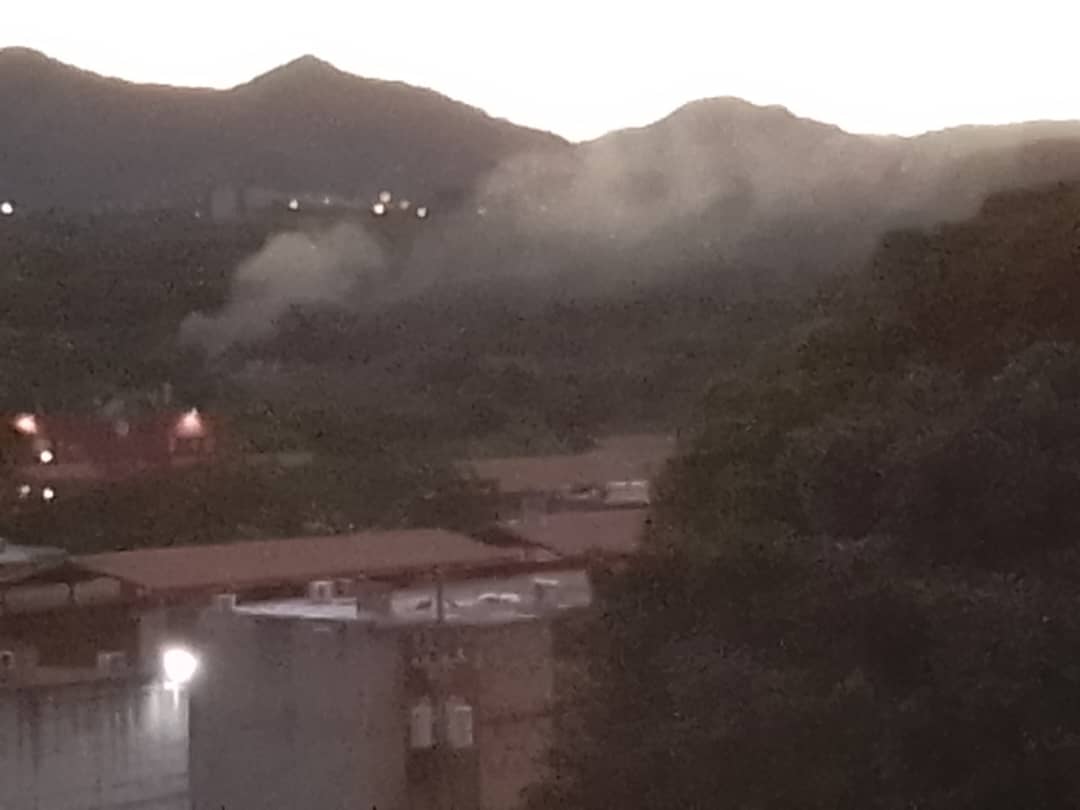 MueveteCasarapa's tweet photo. #AunqueUdNoLoCrea, siguen las quemas de basura... Daño sobre personas, mascotas y fauna silvestre.
¡Alc. @Freddy_Rod13, tiene varios años! ¿Por qué no lo impide?
#AmbienteGG #BasuraGG #Guarenas
📷y📹 desde El Fortín, Las Islas (Villa Panamericana) y #PJMC, Nueva Casarapa. https://t.co/9pYVzBEf8E