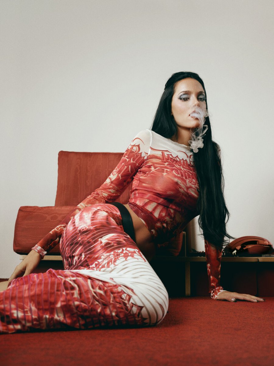 "...Pensé que sería una gran idea crear un podcast con temas conectados conmigo (...) para que la gente pudiera conocerme mejor a través de las conversaciones con mis invitados. Se alinea con la música que lanzaré pronto..." Oriana sobre su podcast y nueva música en camino.