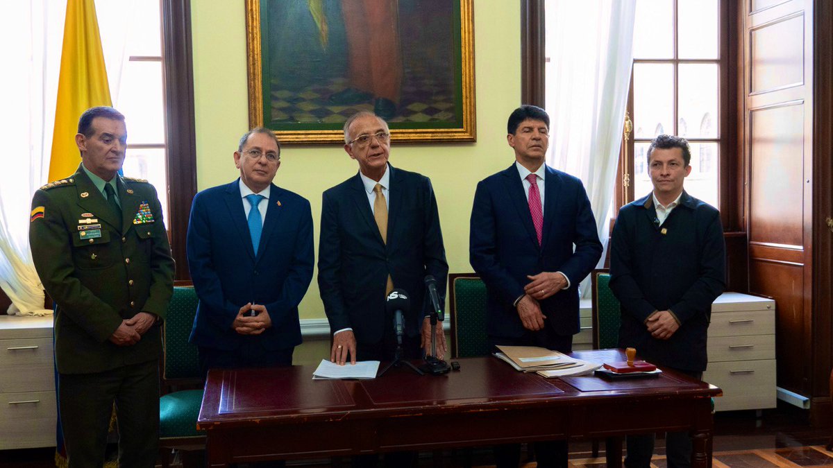 Desde el 15 de enero de 2025 Colombia presidirá la Comunidad de Policías de América <a href="/AmeripolOrg/">AMERIPOL</a> 

Hoy con el <a href="/DirectorPolicia/">Brigadier general William Oswaldo Rincón Zambrano</a>, General William Salamanca y el Ministro de Defensa <a href="/Ivan_Velasquez_/">Iván Velásquez Gómez</a>, radicamos en el Congreso de la República el proyecto de ley para  ratificar el