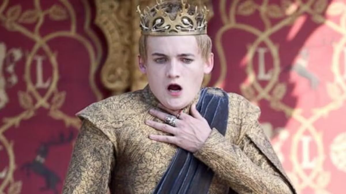 Trudeau reading the Toronto Star calling for his resignation.