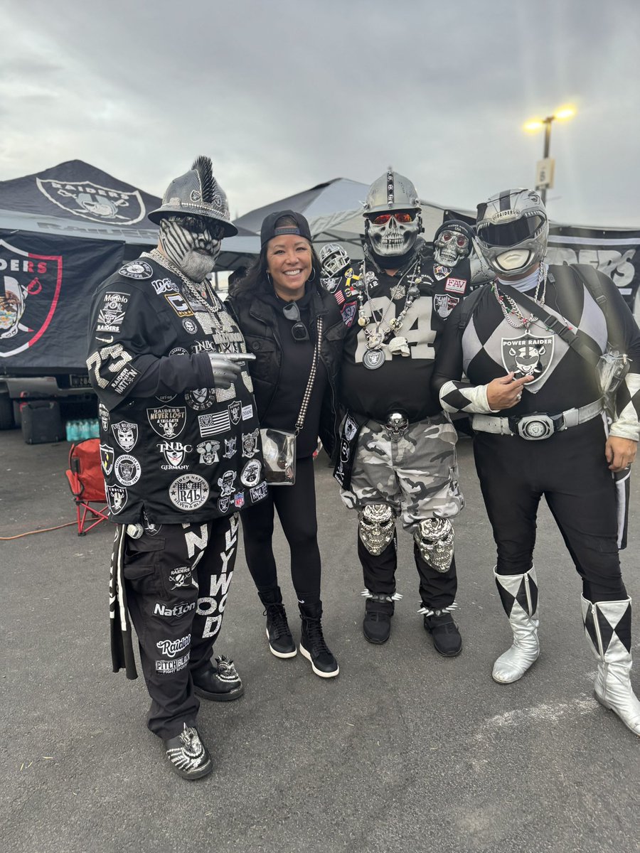 seattle4_life's tweet photo. Dear @AtlantaFalcons please be up so far in the game that Michael Penix Jr. is in the game today!! I came here for only ONE REASON!!! 

#BigPenixEnergy #Huskies4Life #MNFxESPN #MNF @UW_Football https://t.co/BanSTjjNDv