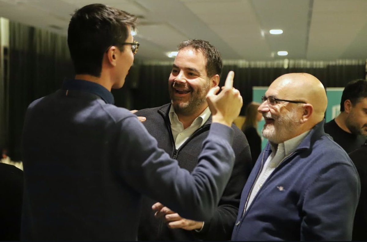 JuntsPla's tweet photo. 🎄 Avui hem celebrat el Nadal amb bons moments i il·lusió, acompanyats per en @jorditurull Secretari General de Junts, la @judithtoronjo Secretària d’Organització i @davidsaldoni responsable de Política Municipal.

Bon Nadal i Feliç Any Nou! 🎅✨ https://t.co/irvB90bwgh