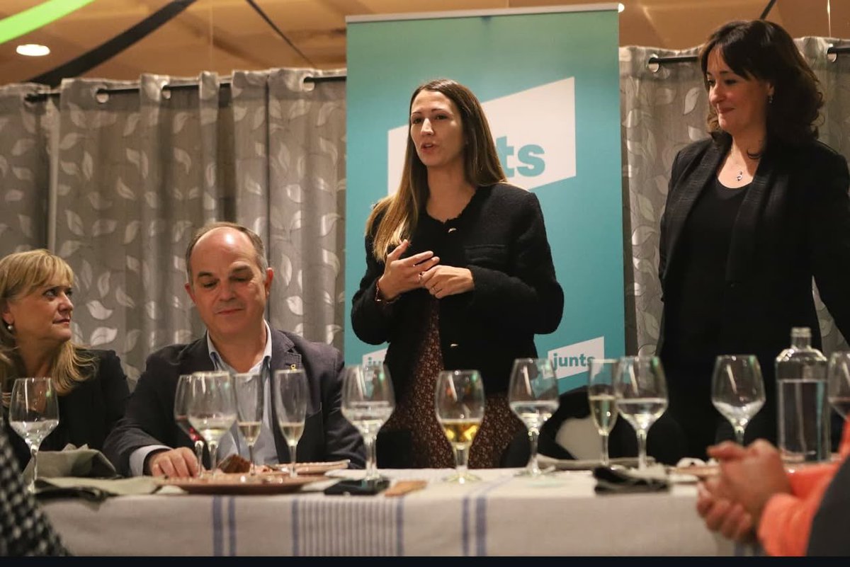 JuntsPla's tweet photo. 🎄 Avui hem celebrat el Nadal amb bons moments i il·lusió, acompanyats per en @jorditurull Secretari General de Junts, la @judithtoronjo Secretària d’Organització i @davidsaldoni responsable de Política Municipal.

Bon Nadal i Feliç Any Nou! 🎅✨ https://t.co/irvB90bwgh
