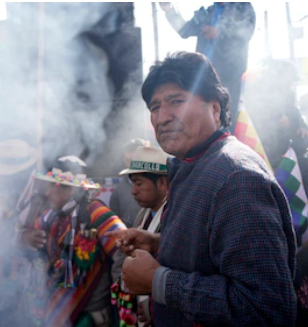 patriciajaniot's tweet photo. ¿Dónde está @evoespueblo?
 Desde octubre hay una orden de detención en su contra, que hoy una fiscal reactivó, por el delito de trata de personas agravado.
Evo Morales tiene que responder por la denuncia de estupro y trata de personas con una menor de edad.
En el caso también están involucrados los padres, quienes, según la acusación, habrían recibido beneficios a cambio de entregar a su hija.
Antes de  ofrecerse como la única opción para dirigir al país, Evo Morales debería más bien preocuparse por atender sus cuentas pendientes con la justicia.
#Bolivia
https://t.co/7seZu52yAl