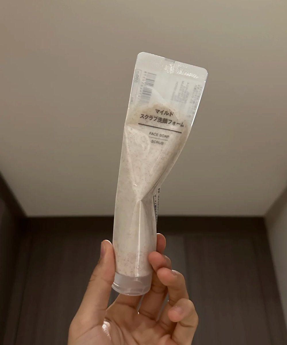 k_n_m_0307's tweet photo. 無印のこの洗顔、スクラブ入りで優しく毛穴汚れ取ってくれて鬼の陶器肌になれる、、

マイルドだから、肌にも優しいし、安いし、ローソンでも買えるからまじ助かってるw https://t.co/umEJemUCrO