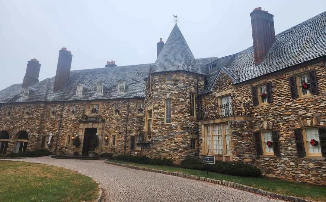 wfubiology's tweet photo. @wfubiology faculty, staff, and graduate students enjoyed a wonderful holiday luncheon today at @GraylynEstate. It was filled with beautiful decorations, a delicious menu, and wonderful people. 🎩💛 Happy Holidays! 💛🎩
•••••
📷: @CaraJDavis https://t.co/rsciGj82Um