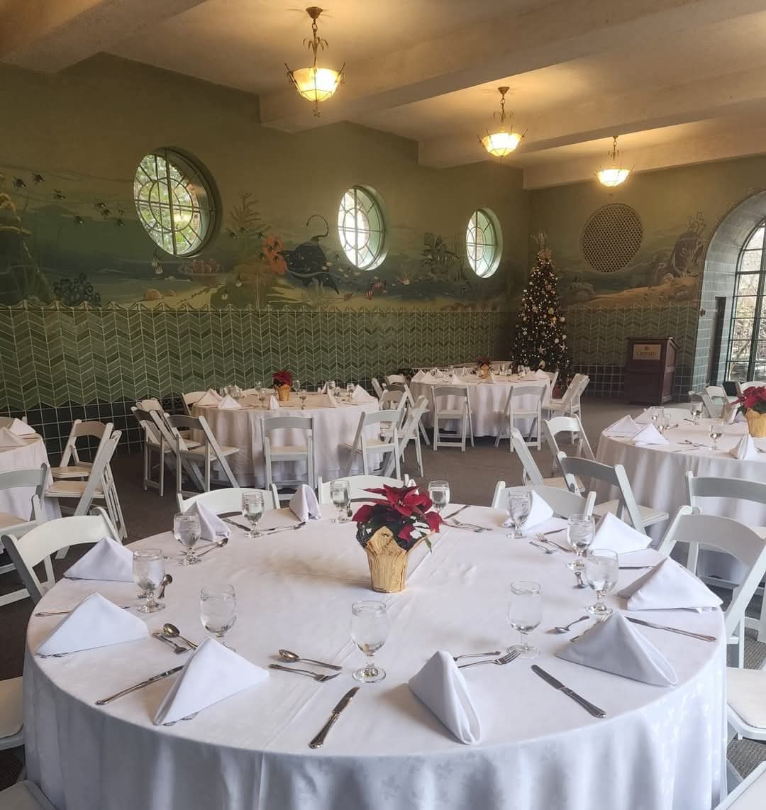 wfubiology's tweet photo. @wfubiology faculty, staff, and graduate students enjoyed a wonderful holiday luncheon today at @GraylynEstate. It was filled with beautiful decorations, a delicious menu, and wonderful people. 🎩💛 Happy Holidays! 💛🎩
•••••
📷: @CaraJDavis https://t.co/rsciGj82Um