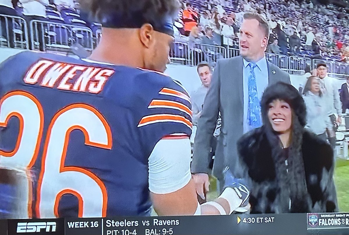 DrunkRyanPoles's tweet photo. Put the fur coat down and grab some fucking pads Simone. 

The @ChicagoBears NEED u https://t.co/4vdWrle5aa