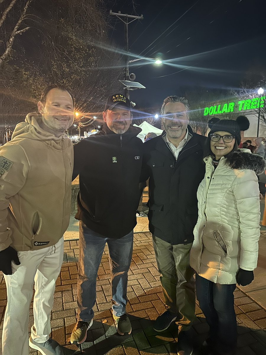 CharleyAgent99's tweet photo. Future #governor of #newjersey and #assemblymen for LD36 out for some Christmas fun ๐๐คฉ in Lyndhurst https://t.co/3OBbDf7kko