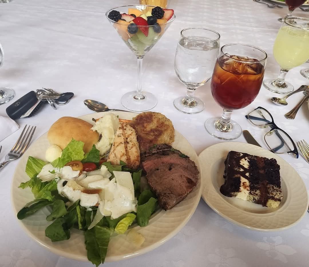 wfubiology's tweet photo. @GraylynEstate @CaraJDavis @wfubiology faculty, staff, and graduate students enjoyed a wonderful holiday luncheon today at @GraylynEstate. It was filled with beautiful decorations, a delicious menu, and wonderful people. 🎩💛 Happy Holidays! 💛🎩
•••••
📷: @CaraJDavis https://t.co/EjTrTSpAOx
