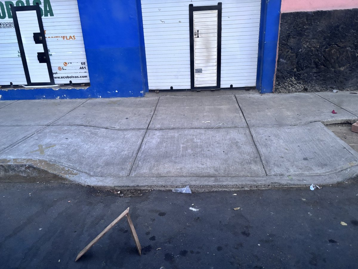 LvarezPau's tweet photo. @AlessandraRdlv Alcaldesa, en toda la colonia Algarin ya es imposible estacionarte sin que los abusivos franeleros te cobren su cuota de mínimo $30, ¿podrían apoyar? https://t.co/jADtdG5SDB