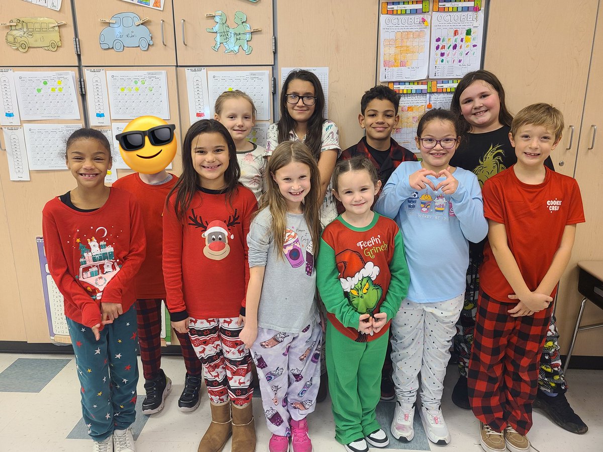 MrsBolden3's tweet photo. Holiday pajama day! #hpsdawesome https://t.co/pwnFlE0XfZ