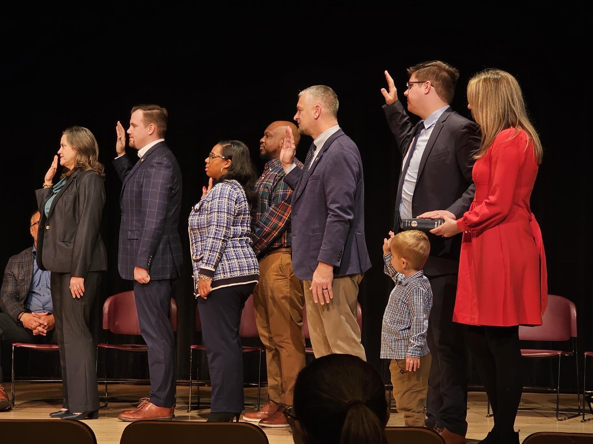 Congratulations to Kent County's state representatives on their swearing-in today! West Michigan is grateful for your service, and I look forward to our continued partnership to deliver for our community!