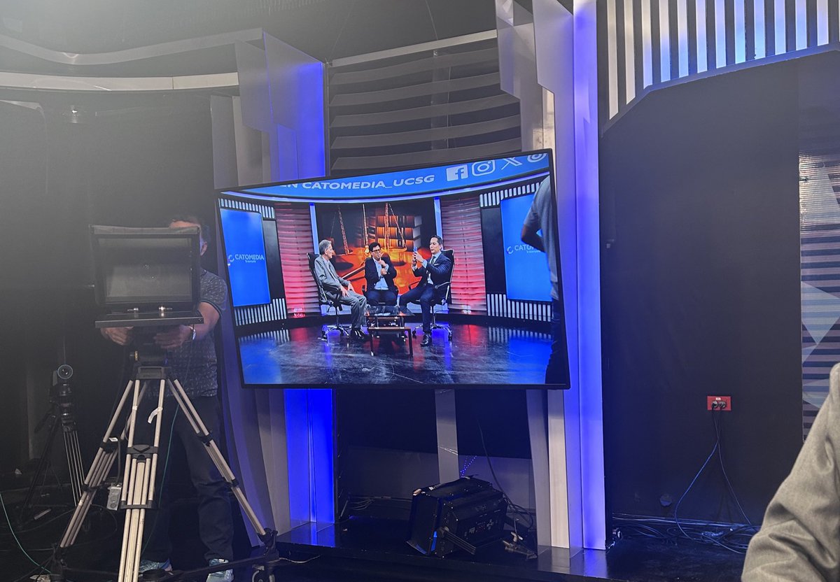 Grabando el programa “Mesa de análisis jurídico” en el canal de la <a href="/catomedia_ucsg/">Catomedia</a> , con <a href="/RafaelCompte/">Rafael Compte</a> y <a href="/aycazam/">ANDRÉS YCAZA</a>