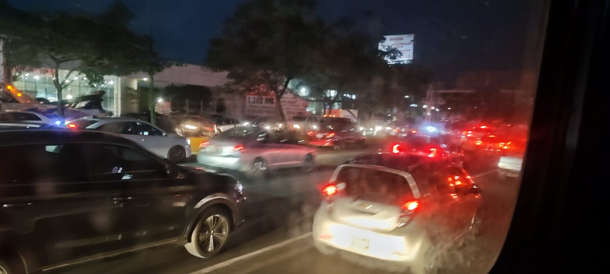 Weber_Shinoda's tweet photo. "Pablo Lemus y la piedra que se ha de haber chingado cuando se le ocurrió la más pendeja idea de cerrar carriles y contra flujo en López Mateos en hora pico."

Una hora más a mi trayecto por sus ideas pendejas. https://t.co/ENm8CROhqa