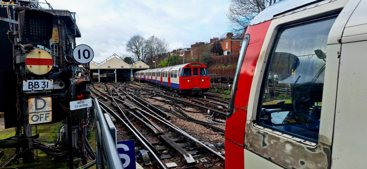 Guard_Amos's tweet photo. Some @TfL #72stock going about their business at Queens Park on the Bakerloo Line
16th December 2024 https://t.co/amChDQSkZE