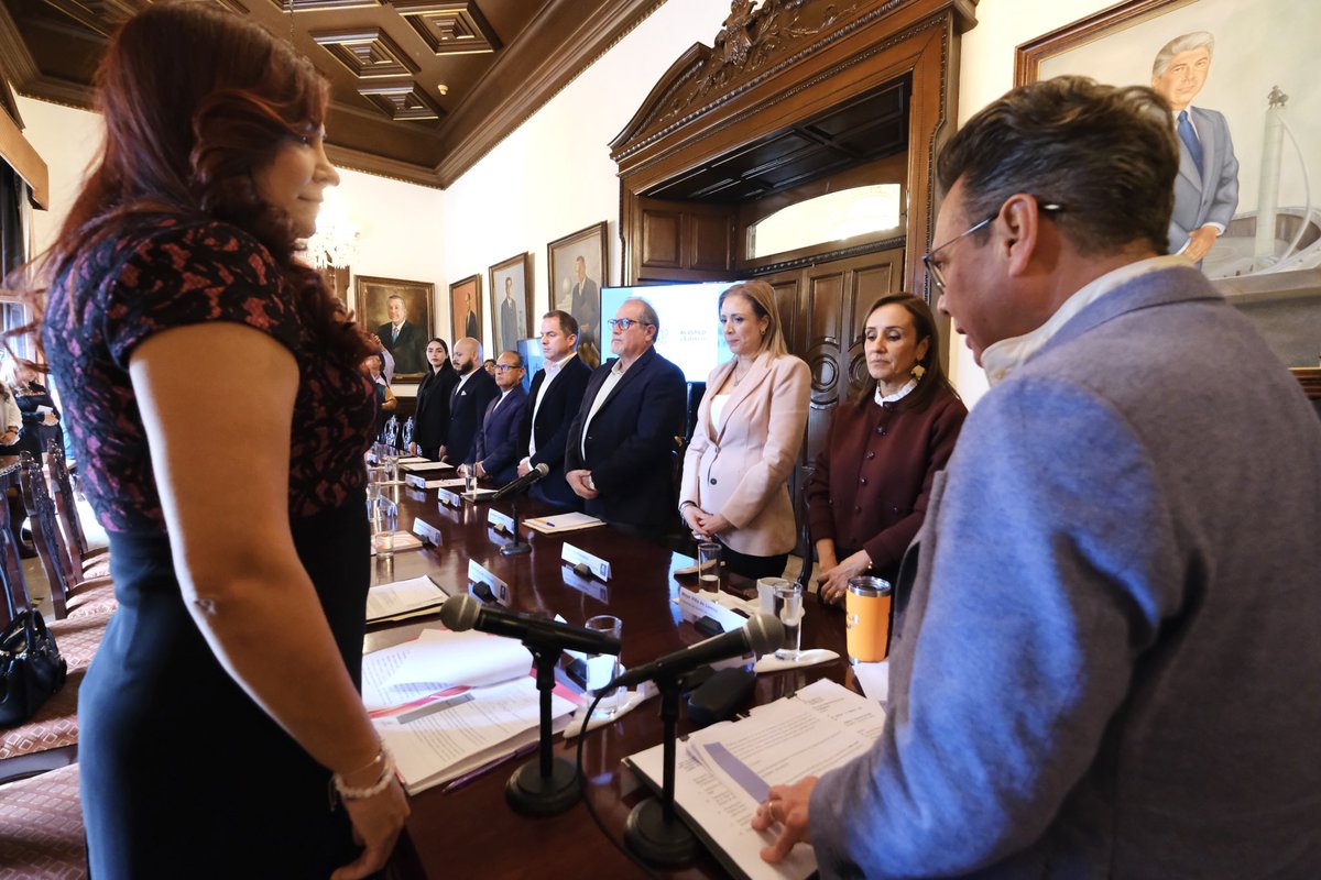 FabiolaLoya_'s tweet photo. El día de hoy se llevó a cabo la sesión de instalación de la junta de gobierno del OPD Red de Centros de Justicia para las Mujeres. Se presentó el perfil de su directora @SofiaGarciaGDL, y se me nombró Presidenta de esta Junta. Es un honor para mí presidir esta importante institución que promueve el acceso de las mujeres a la justicia, a su protección integral y a su seguridad, en concordancia con los objetivos de la Secretaría de @IgualdadJalisco y alineados a la visión de nuestro gobernador @PabloLemusN a partir de cuatro ejes fundamentales: Prevención, Atención, Vigilancia y Erradicación de la violencia hacia las mujeres.