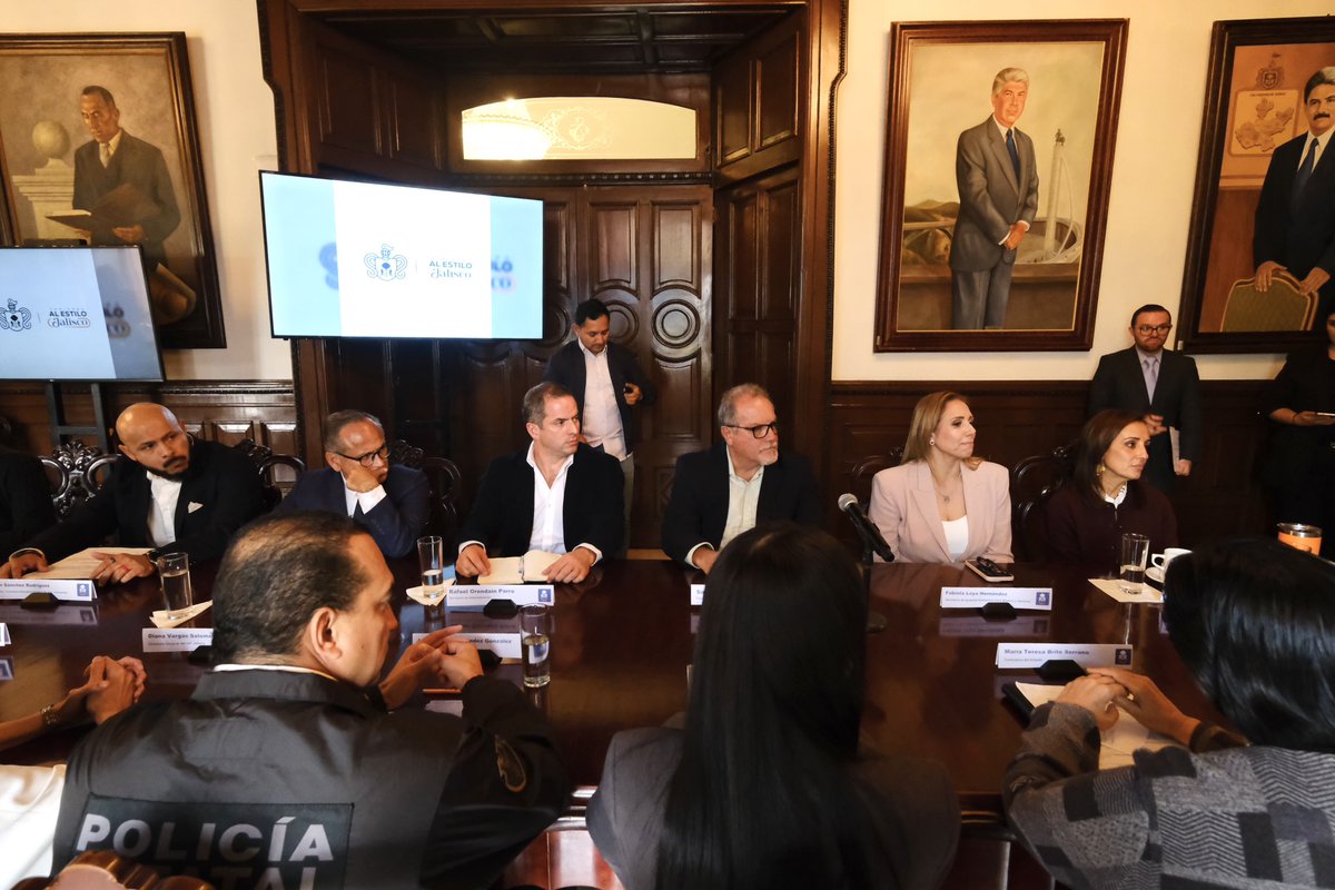 FabiolaLoya_'s tweet photo. El día de hoy se llevó a cabo la sesión de instalación de la junta de gobierno del OPD Red de Centros de Justicia para las Mujeres. Se presentó el perfil de su directora @SofiaGarciaGDL, y se me nombró Presidenta de esta Junta. Es un honor para mí presidir esta importante institución que promueve el acceso de las mujeres a la justicia, a su protección integral y a su seguridad, en concordancia con los objetivos de la Secretaría de @IgualdadJalisco y alineados a la visión de nuestro gobernador @PabloLemusN a partir de cuatro ejes fundamentales: Prevención, Atención, Vigilancia y Erradicación de la violencia hacia las mujeres.