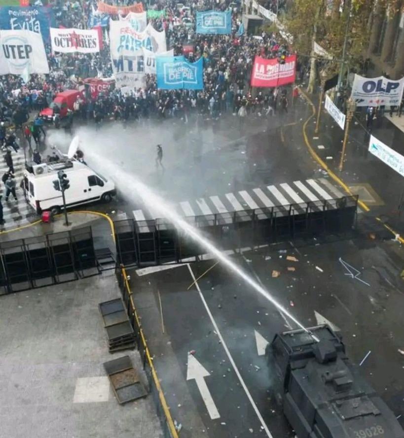 Siempre quise manejar un hidrante.

Es una herramienta increíble, no solo para persuadirlos, sino también para darles un buen baño.