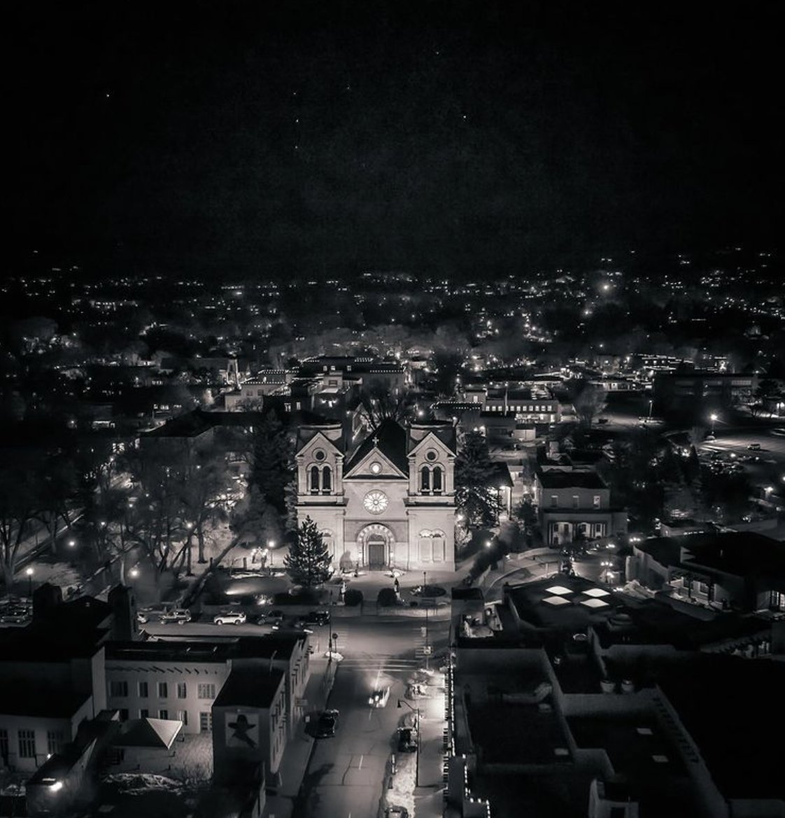 SantaFeNMTrue's tweet image. Ring in the new year on the Santa Fe Plaza. Experience an array of live music, hot chocolate and biscochitos while you countdown the new year with the rise of the Zia into the night sky. Festivities start at 9 pm on December 31st on the Santa Fe Plaza. 

📷: luissaenz