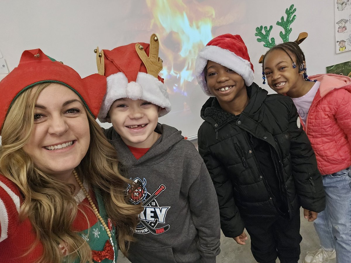 MrsManning517's tweet photo. Santa's Helpers!  @HES_HES @michellewil2 @mrsj_cohen
#HamptonProud https://t.co/5FbvzyomRF
