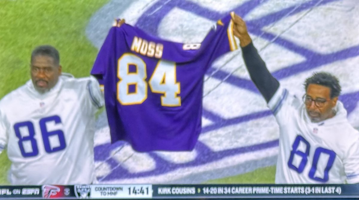 ProFootballTalk's tweet photo. Jake Reed and Cris Carter supporting their Vikings teammate. https://t.co/qO0oPHhBFS