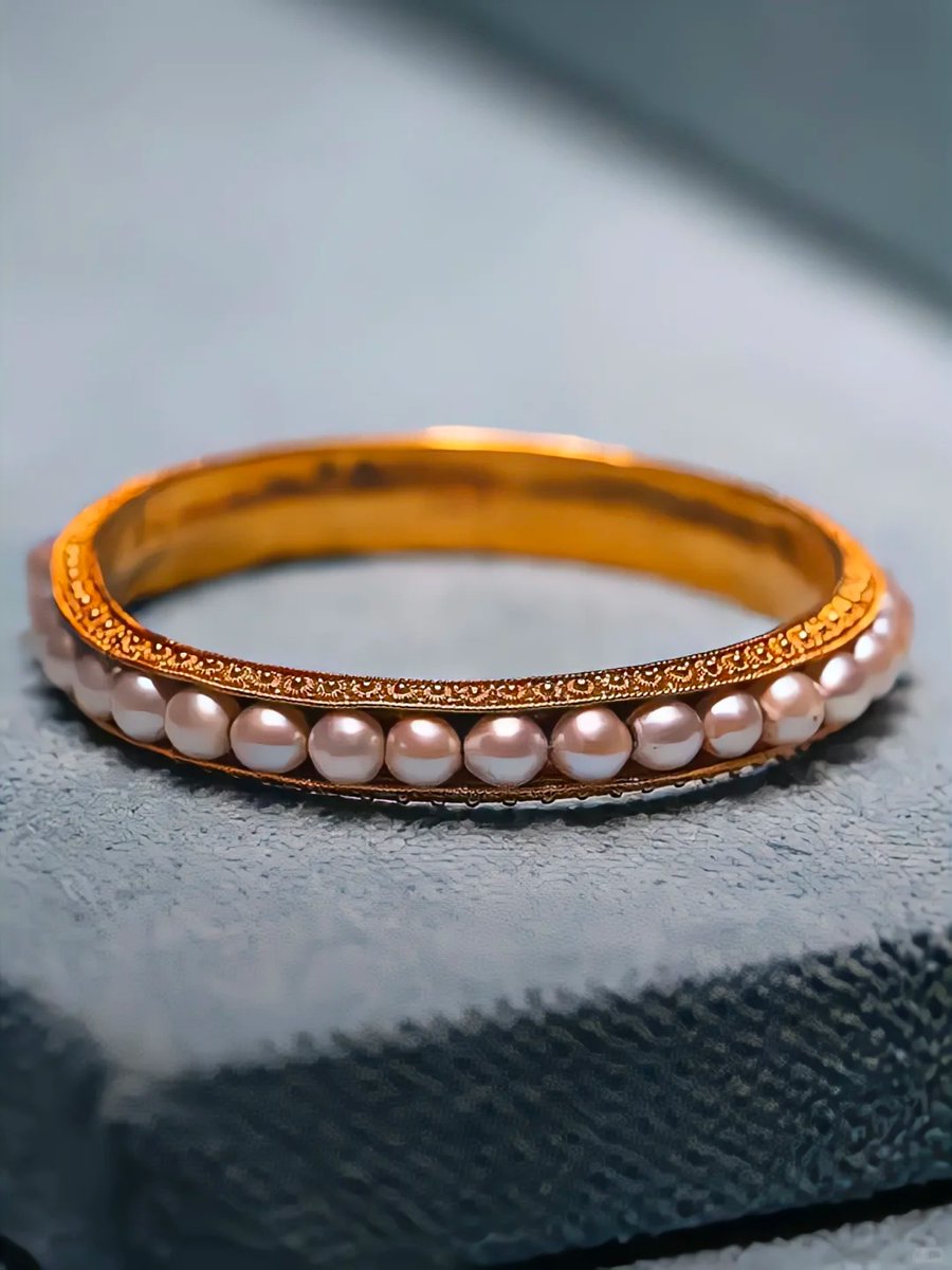BNnnsnd6's tweet photo. A gold-threaded pearl bracelet is a precious accessory. It features chiseled gold flowers on both sides and a pearl in the middle, with the edge adorned with gold filigree bead patterns. #Gold #Pearl #Jewelry #ChiseledGold #Filigree #BeadPattern #Accessory #Precious https://t.co/LfPvpQ0Wr2