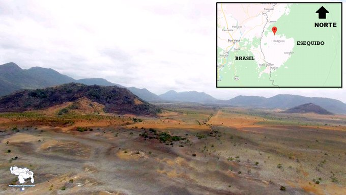 #ImagenesDeNuestroEsequibo A la izquierda la Montaña Punto Sur en las sabanas al sur del Rupununi, al sur de Lethen y norte de Dadanawa. Vean la rustica pista de aterrizaje en el centro de la imagen #MiMapa #23Dic #Esequibo #EsequiboEsVenezuela #Venezuela #ICJSayNoToGuyana