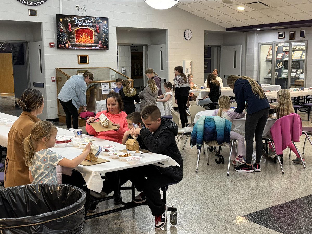 FR_FFA's tweet photo. FFA sponsored Gingerbread decorating night was a huge success. https://t.co/YFCouBTyQD