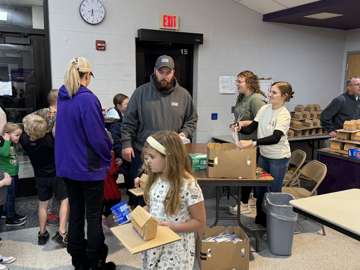FR_FFA's tweet photo. FFA sponsored Gingerbread decorating night was a huge success. https://t.co/YFCouBTyQD