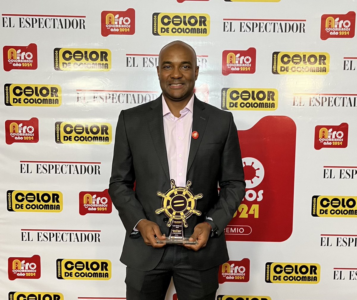 Manuelita160's tweet photo. Luis Guillermo Amú, nuestro gte. de Campo y Cosecha, fue galardonado como mejor Afrocolombiano del Año, en la categoría ‘Empresa Privada’, premio otorgado por @ColordeColombia y @elespectador.👏⭐️

Exaltamos su talento y nos enorgullece este reconocimiento. #CultivamosCosasBuenas https://t.co/9yw3zPSDp2