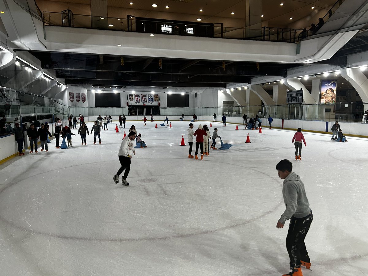 webcamsdemexico's tweet image. ¿Ya elegiste tu pista de hielo favorita para esta Navidad? ⛸️❄️ ¡Cuéntanos en los comentarios! 🎄

- Forum Buenavista 
- Plaza Cielo Coyoacán 
- Vía Vallejo 
- Santa Fe. 

#Navidad2024 #PistaDeHielo #EspírituNavideño