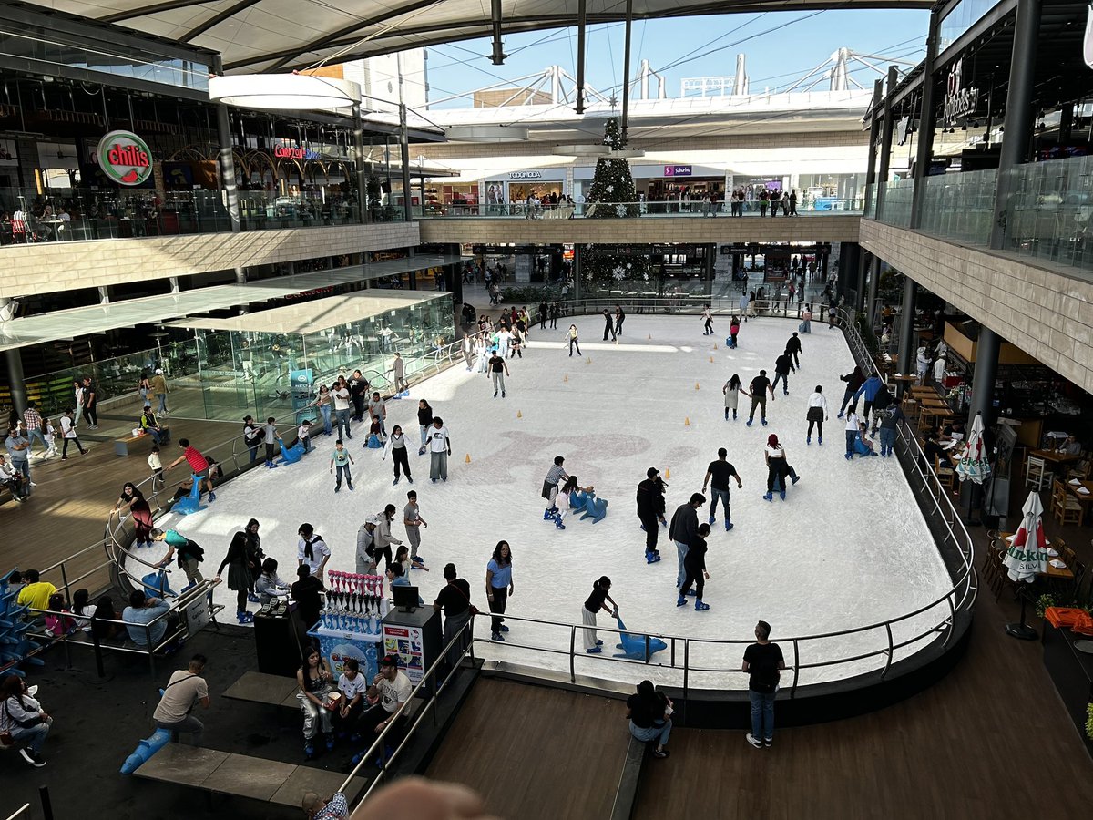 webcamsdemexico's tweet image. ¿Ya elegiste tu pista de hielo favorita para esta Navidad? ⛸️❄️ ¡Cuéntanos en los comentarios! 🎄

- Forum Buenavista 
- Plaza Cielo Coyoacán 
- Vía Vallejo 
- Santa Fe. 

#Navidad2024 #PistaDeHielo #EspírituNavideño