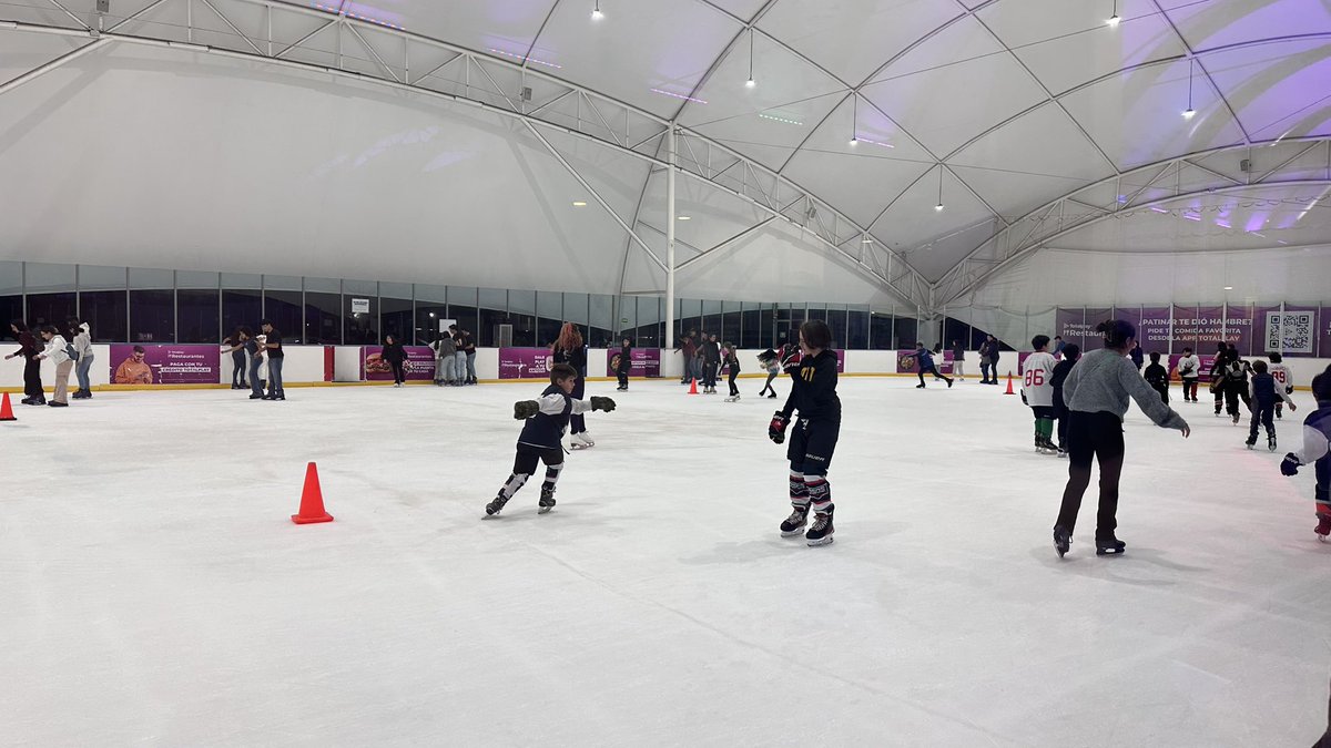 webcamsdemexico's tweet image. ¿Ya elegiste tu pista de hielo favorita para esta Navidad? ⛸️❄️ ¡Cuéntanos en los comentarios! 🎄

- Forum Buenavista 
- Plaza Cielo Coyoacán 
- Vía Vallejo 
- Santa Fe. 

#Navidad2024 #PistaDeHielo #EspírituNavideño