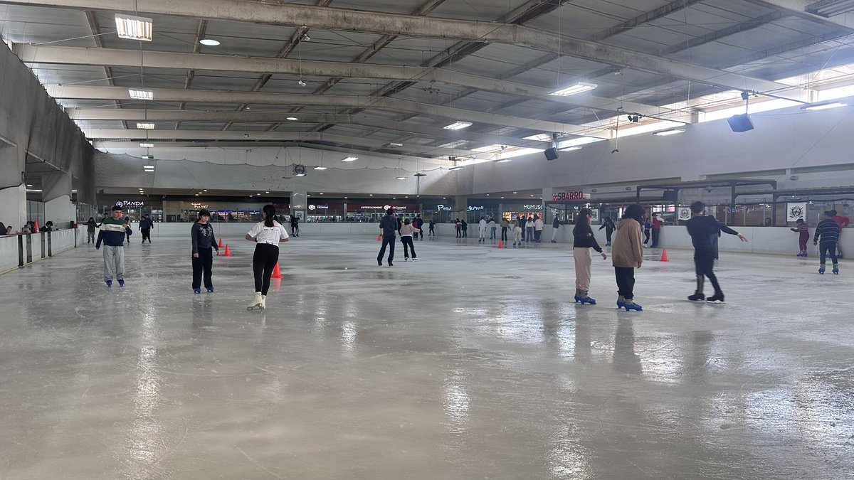 webcamsdemexico's tweet image. ¿Ya elegiste tu pista de hielo favorita para esta Navidad? ⛸️❄️ ¡Cuéntanos en los comentarios! 🎄

- Forum Buenavista 
- Plaza Cielo Coyoacán 
- Vía Vallejo 
- Santa Fe. 

#Navidad2024 #PistaDeHielo #EspírituNavideño