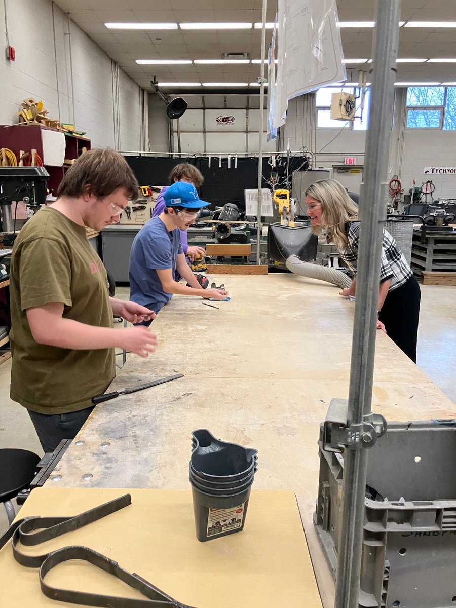📍 John McGregor Secondary School in Chatham, to see more #SkilledTrades education in action! <a href="/JMSS_Tweet/">JMSS</a> 

MPP <a href="/TrevorJonesCKL/">Trevor Jones</a> and I had the absolute pleasure of seeing firsthand:
• ⁠Grade 9 students baking bread and learning the science behind yeast.
• ⁠Grade 12 students