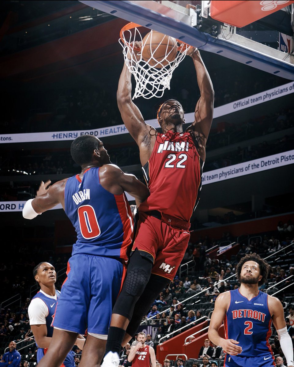 BradyHawk305's tweet photo. Jimmy Butler in the first half tonight:
21 points
7 of 11 shooting
7 free throw attempts
5 assists
4 rebounds
3 steals https://t.co/h9uLRBDdnA
