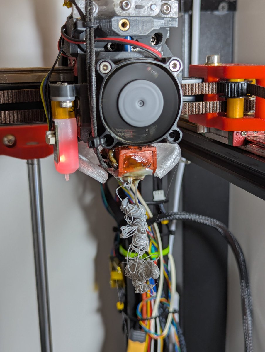 Substratum3D's tweet image. Not sure wtf happened here. I have a few minutes to investigate before Christmas movies with the kids start so let's see what we're working with...

#3Dprinting #failedprint